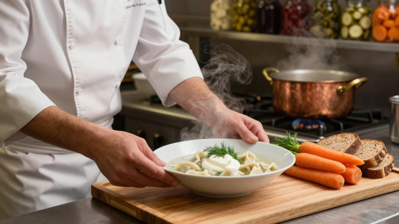 Повар подаёт пельмени в бульоне с укропом в ресторане Москвы.