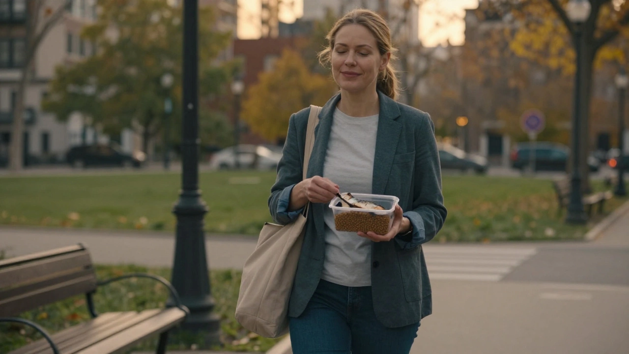 Женщина идёт домой после работы, неся в сумке полезный обед.