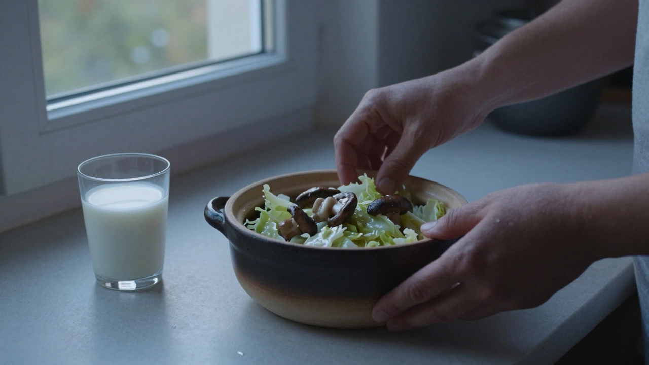 Вечерний ужин из тушёной капусты с грибами и кефиром при закатном свете